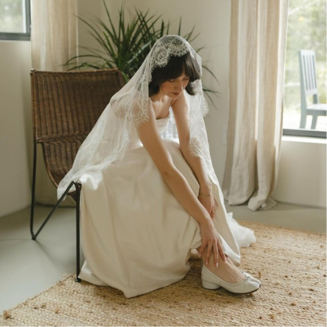 新娘坐著穿上婚鞋